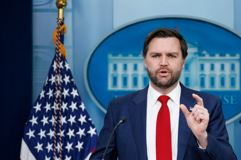 Vicepresident Vance laat voor zijn verjaardag het waterpeil van rivier verhogen om te kunnen kajakken