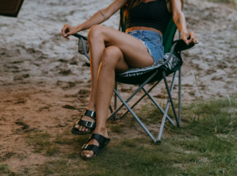 Uiteraard mogen dames Birkenstocks dragen, maar hoe ze gaspedaal en rem bedienen, is raadsel