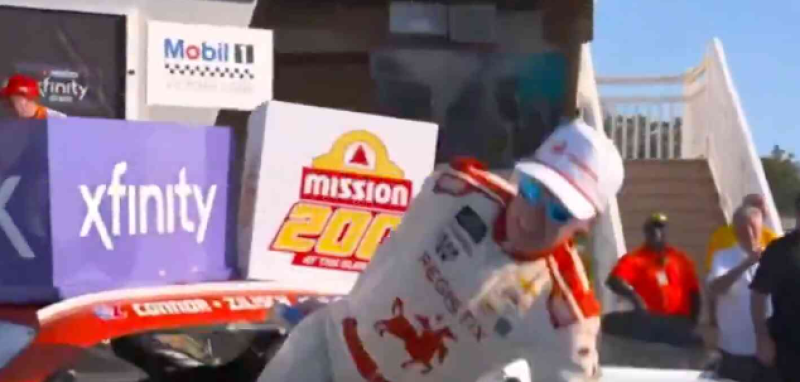 🎥 NASCAR-coureur slaat zichzelf knock-out door uit zijn auto te vallen tijdens het vieren