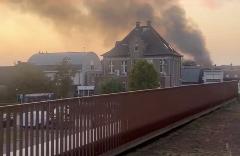 🎥 Vlammenzee verwoest gemeentehal Stabroek: wagenpark en materiaal verloren