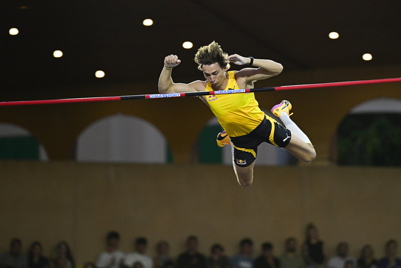 🎥  Mondo Duplantis zet wereldrecord polsstokspringen opnieuw scherper: 6m29