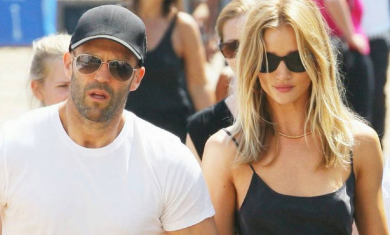 📸 38-jarige partner van Jason Statham heeft nog steeds een strak bikinilijf