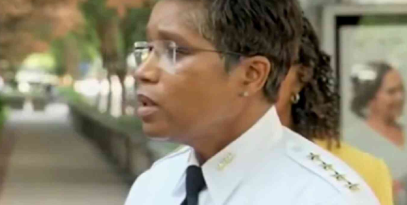 🎥 Simpel persvraagje doet politiechef Washington DC compleet verstijven