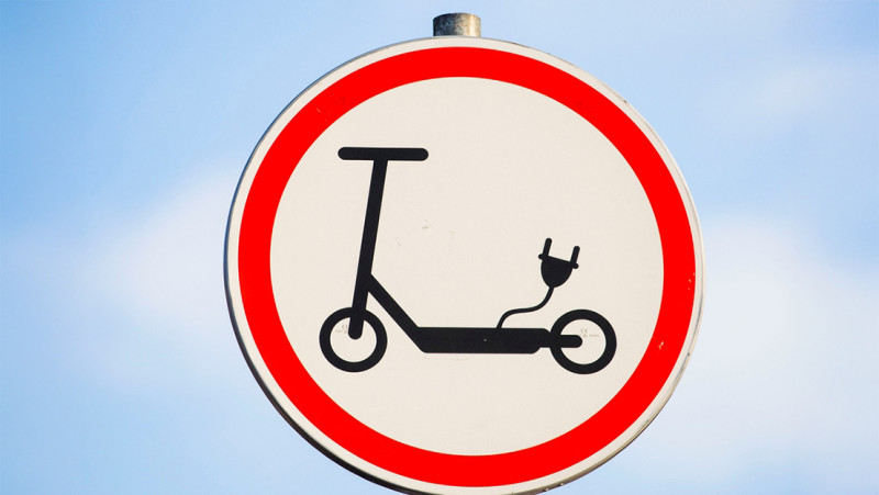 Is een geel hesje en een helm straks verplicht op een step?