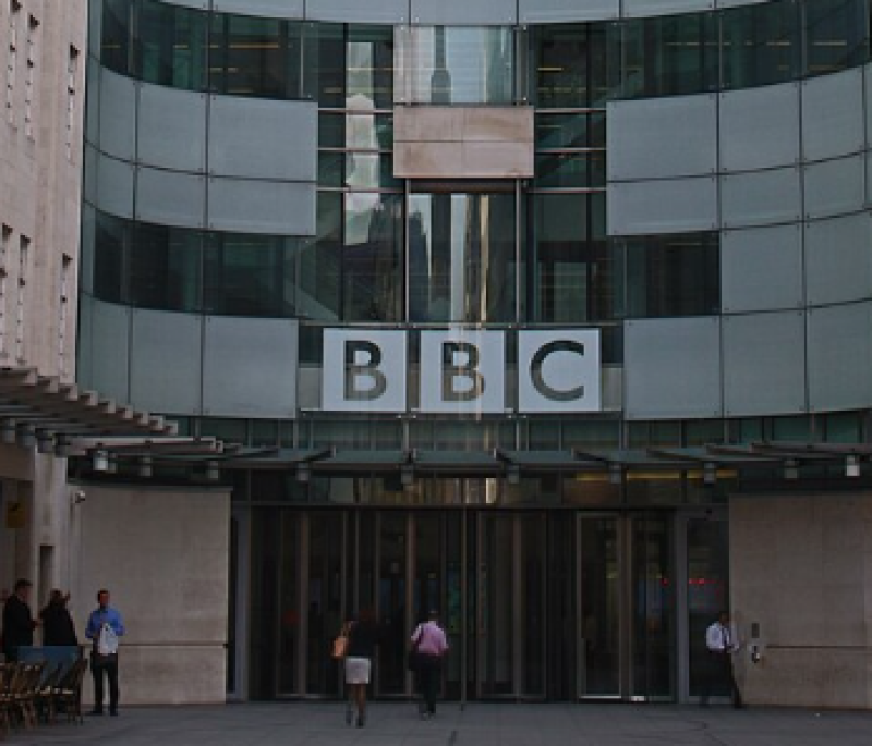 Britse openbare omroep in verlegenheid gebracht: auteur Sally Rooney gebruikt BBC-royalty's om Palestine Action te steunen