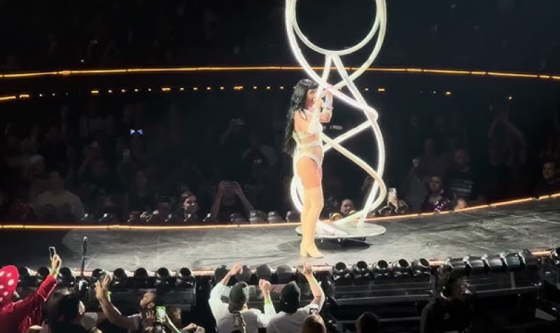 🎥 Katy Perry’s tournee begint stilaan meer te lijken op een survivalkamp