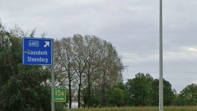 Vrachtwagen vastgelopen aan oprit E17 na stuurfout