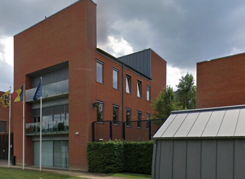 Desselnaar riskeert jaar cel voor partnergeweld met kind op arm