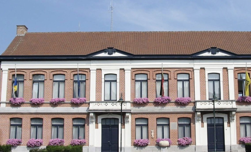 Kasterlee verenigt zich in vredesactie met rode linten voor wereldvrede