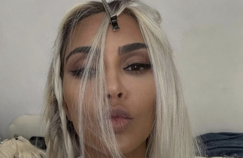 📸 Kim Kardashian stapt op 't vliegtuig in doorkijkjurk