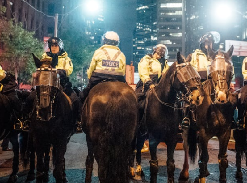 Grootschalige protesten over asielhotels in VK: politie botst met demonstranten
