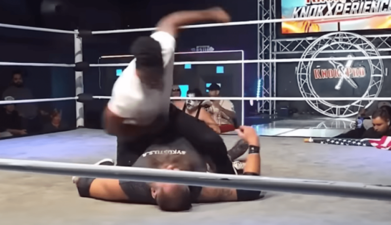 🎥 Zoon van ex-UFC-kampioen slaat bewusteloze worstelaar tot moes