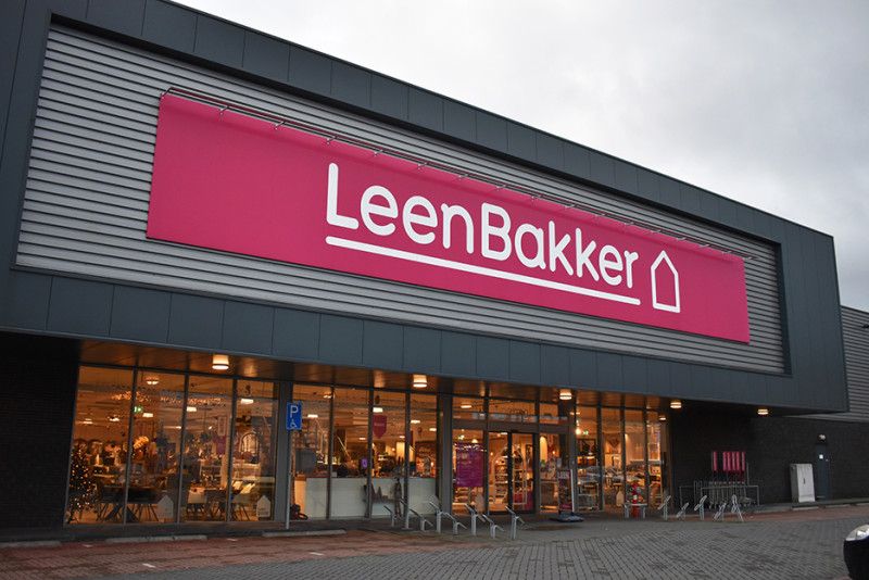 Iemand geïnteresseerd om 44 Winkels van Leen Bakker te kopen?