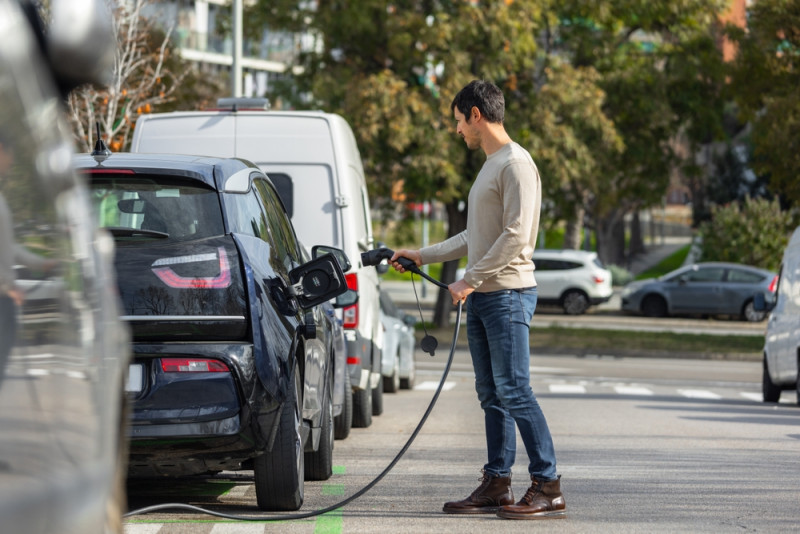 Elektrisch laden: gratis parkeren of toch betalen. Hoe zit dat nu eigenlijk?