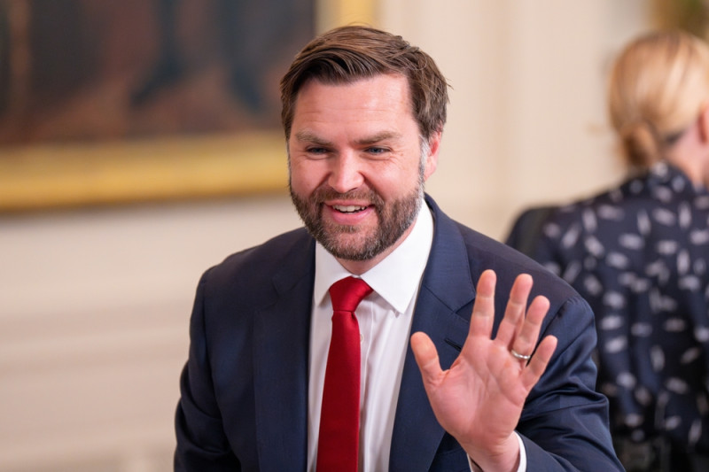 📸  Elke generatie zijn kluns: J.D. Vance herschrijft de Tweede Wereldoorlog in een potje angstaanjagende onzin