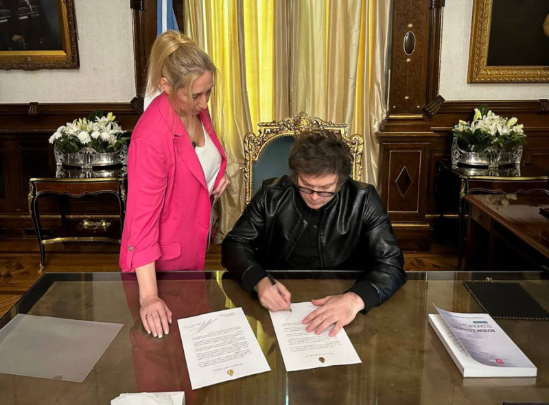 Argentinië: president bekogeld met stenen, burgers boos wegens corruptieschandaal zus - "Milei kwam om te provoceren“