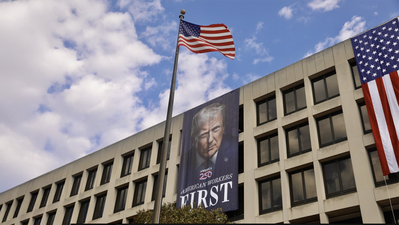 🎥  Trump verheerlijkt zichzelf met een groot portret aan de muur van het ministerie voor arbeid
