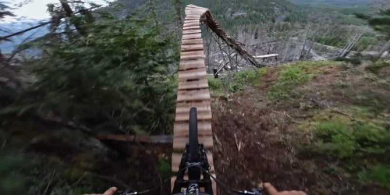 🎥 De meest krankzinnige afdaling ooit met mountainbike
