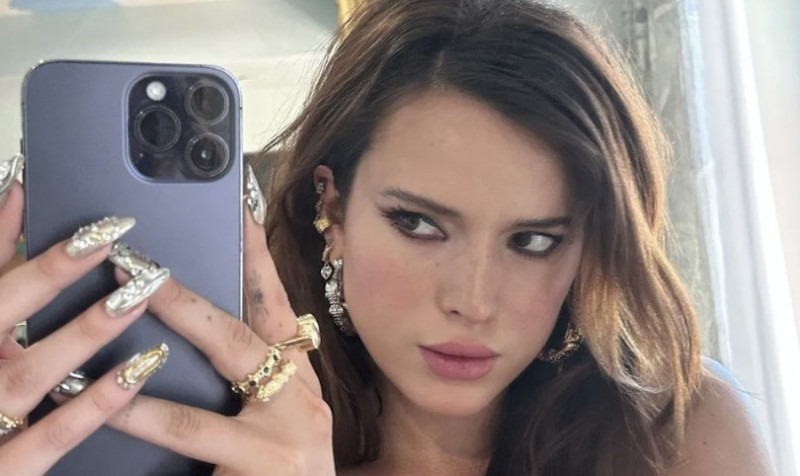 📸 Bella Thorne toont topless haar juwelen