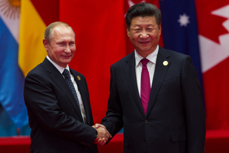 Het theekransje der dictators, compleet met superwapen en fotomoment