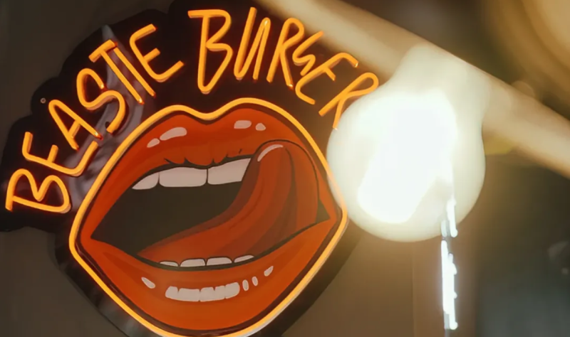 Beastie Burgers in Antwerpen vernieuwt interieur met vliegtuigdecoratie