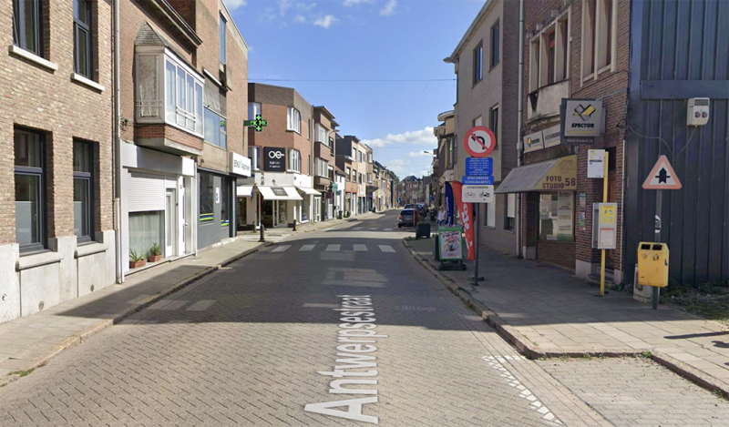 Zinkgat veroorzaakt verkeersstremming in Antwerpsestraat te Niel