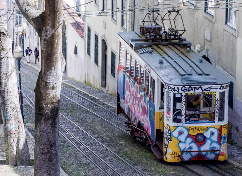 Tragedie in Lissabon: iconische kabeltram ontspoort met dodelijke gevolgen