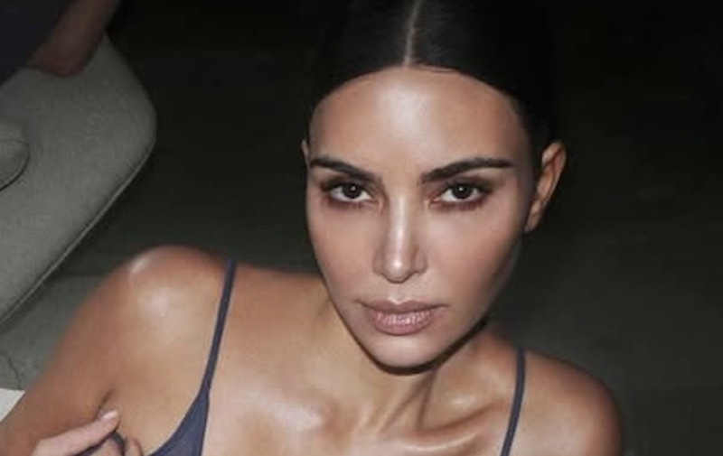 📸 Kim Kardashians nieuwste outfit: je ziet er helemaal door