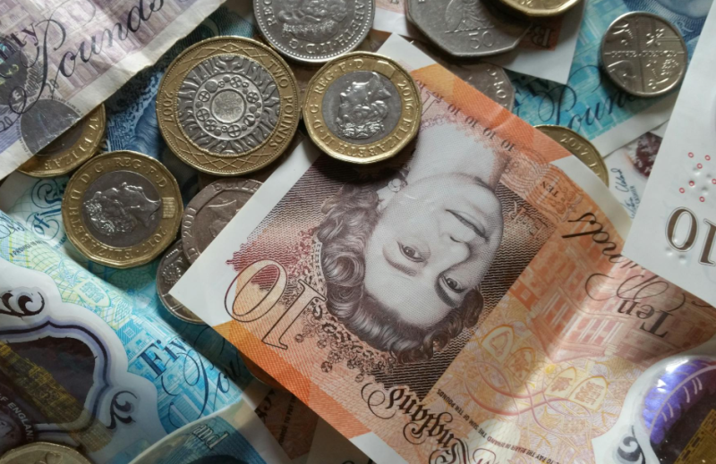 Broer van Ghislaine Maxwell probeert faillissement te voorkomen: lening via 'Ponzi-schema'