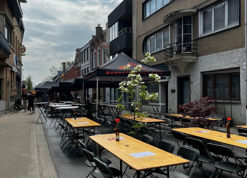 Dubbel feest in Nieuwkerken: Café Woodstock viert en verbindt