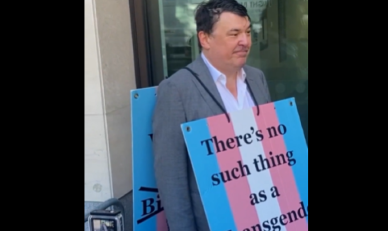🎥 Vijf gewapende agenten nodig om komiek te arresteren wegens 'foute' LGBTQ-grap