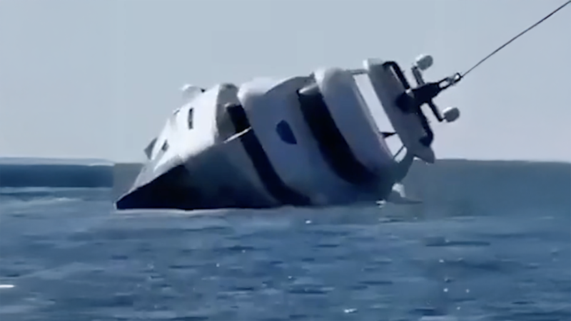 🎥  Luxe-jacht van bijna 1 miljoen dollar zinkt kwartier na tewaterlating