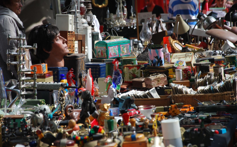 Belle Epoquewijk viert 80e braderie met kleurrijke markten en lokale tradities