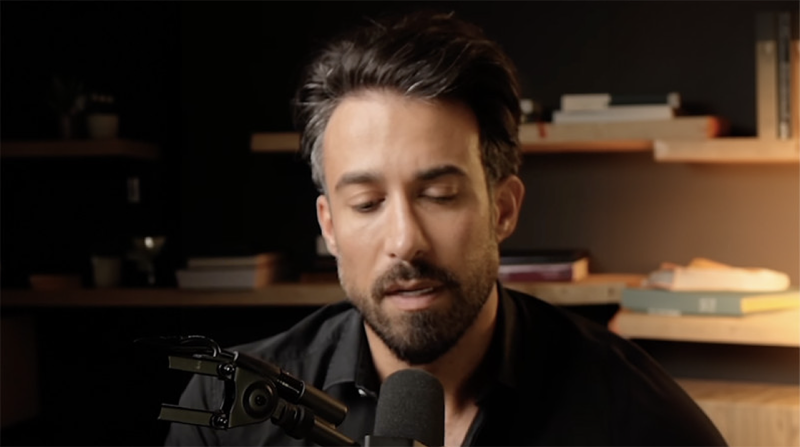 Voor mediageile profeet Fabrizio zijn vrouwen enkel goed om mee te kweken