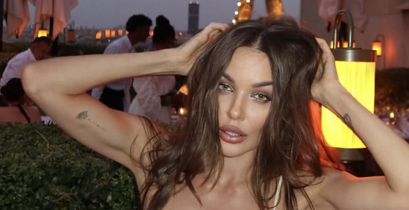 📸 Daria paradeert in Parijs in wel heel doorschijnende outfit