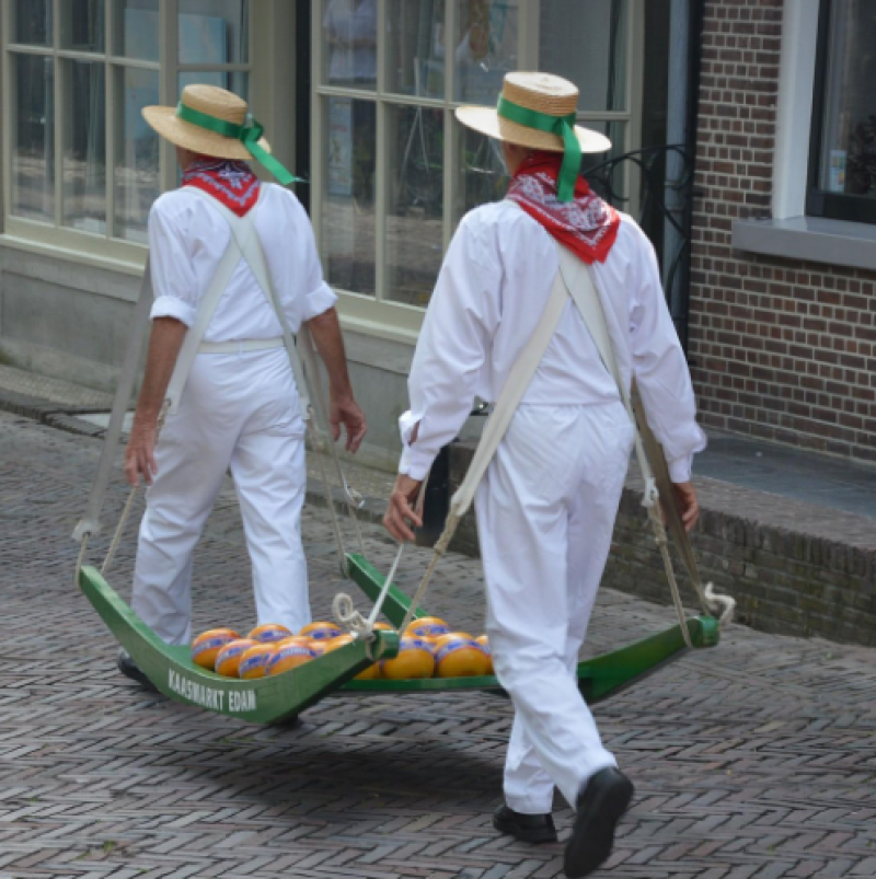 Feestelijke jubileumeditie van de Brugse Kaasmarkt trekt duizenden bezoekers