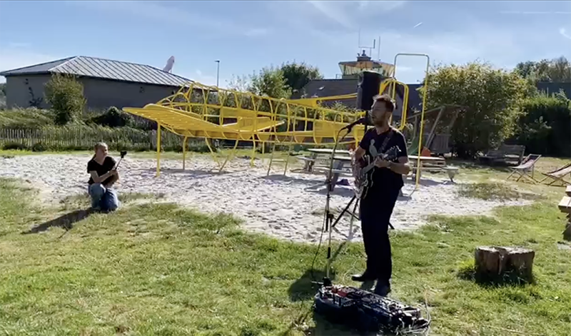 Onanza brengt eerbetoon aan iconisch speelvliegtuig van Brasschaat met nieuwe single
