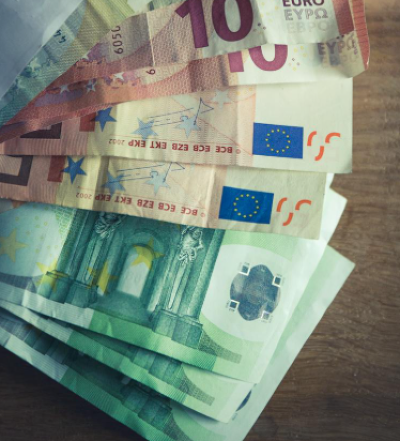 Financiële wereld geschokt: bankadviseur gaat vervroegd met pensioen, steelt 20 miljoen euro en is al 8 maanden onvindbaar