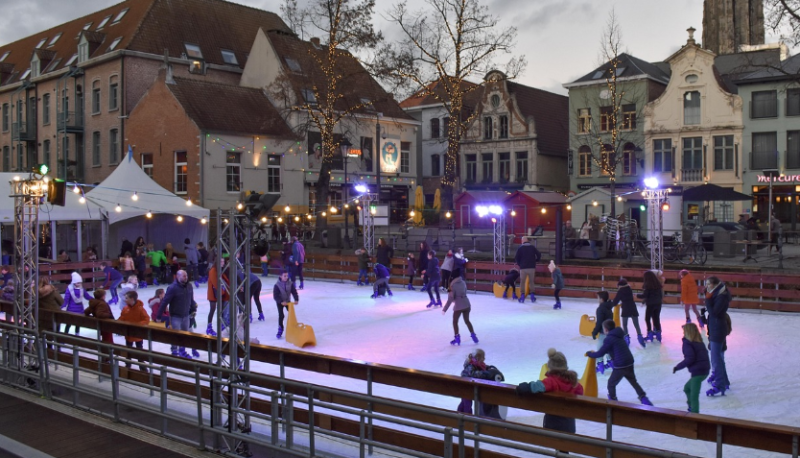 Waregem verwelkomt opnieuw ijspiste en winterchalets deze eindejaarsperiode
