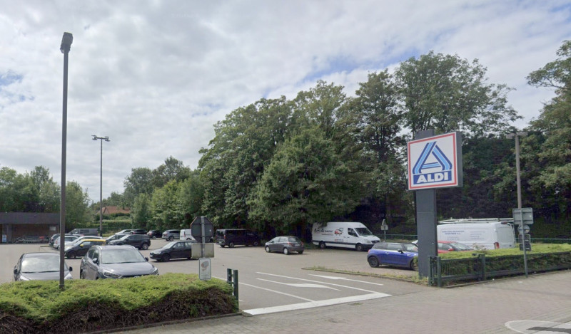63-jarige vrouw rijdt weg na botsing op Aldi-parking