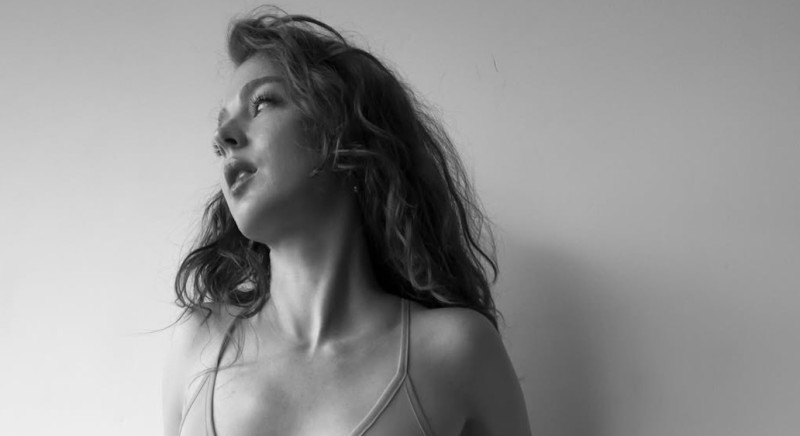 📸 Erin droeg duidelijk geen slipje onder haar doorkijkjurk