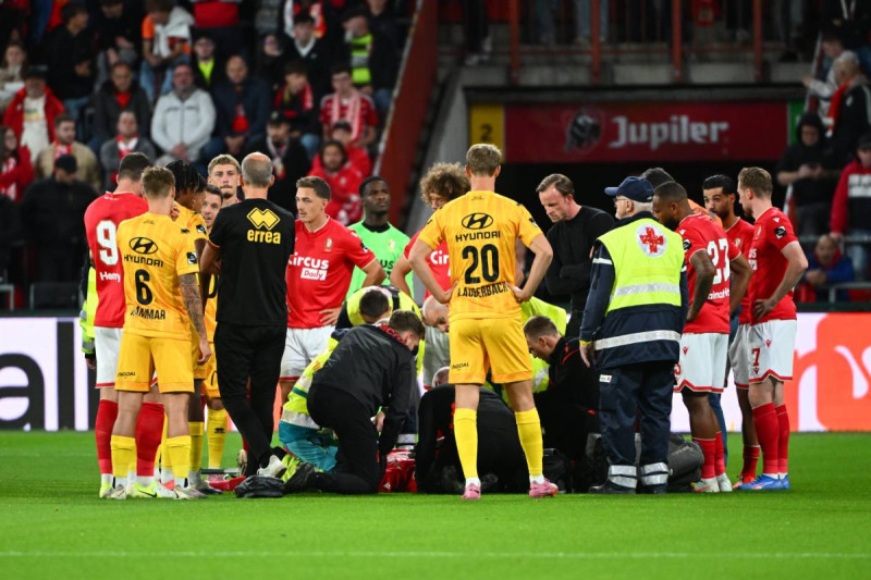 Akelige beelden: speler ligt minutenlang bewusteloos op het veld tijdens Standard-KV Mechelen, Standard geeft meteen update