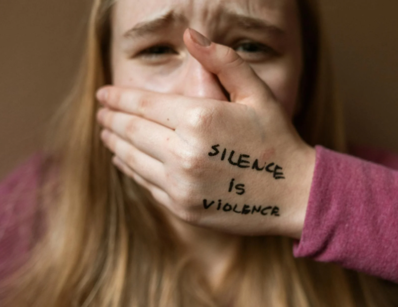 Italië geschokt door brutale verkrachting van 12-jarig meisje: buitenlandse daders verspreiden beelden via WhatsApp