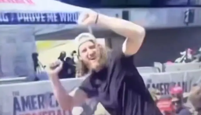 🎥 Kerel die vrolijk juichte vlak na aanslag Charlie Kirk heeft bizarre uitleg voor zijn gedrag