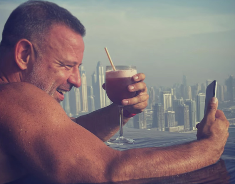 Cain Ransbottyn met enkelband en grootspraak: van verloren miljoenen naar virtuele vodka’s