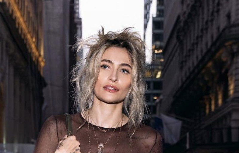 📸 Paris Jackson huppelt met blote boezem door Parijs