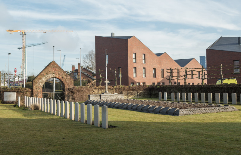 Verrassend én symbolisch beeld: Britse en Duitse militaire graven uit WOI op kerkhof van Zeebrugge