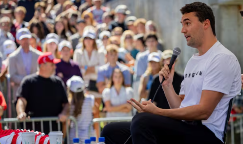 📸 Leerkracht laat smalend het executiefilmpje Charlie Kirk aan 10-jarigen zien tijdens de les