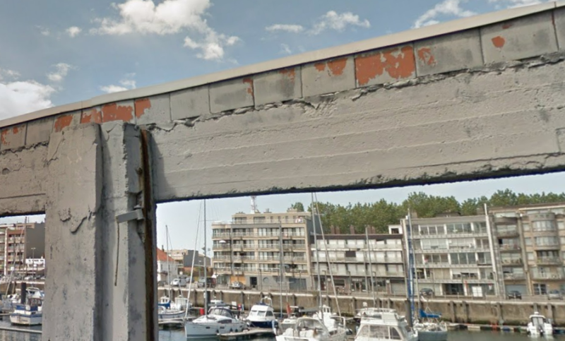 Typisch Belgisch: in plaats van renovatie, hangt overheid bord om te waarschuwen voor vallende brokstukken