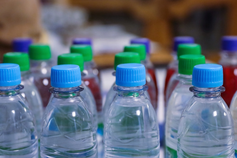 Raadsel: Honderden gratis waterflesjes gevonden bij stadhuis van Tienen
